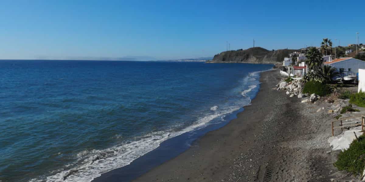 Playa de Lagos, een vissersplek met donker zand, grind en lokaal sfeertje