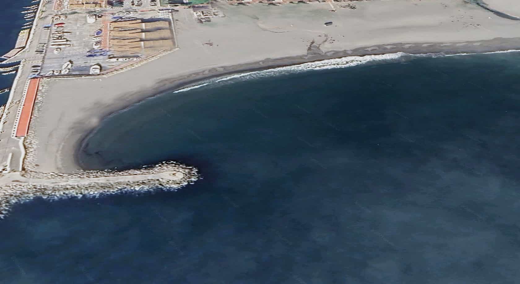 Vue de la Plage de Las Gaviotas à côté du Port de la Duquesa.