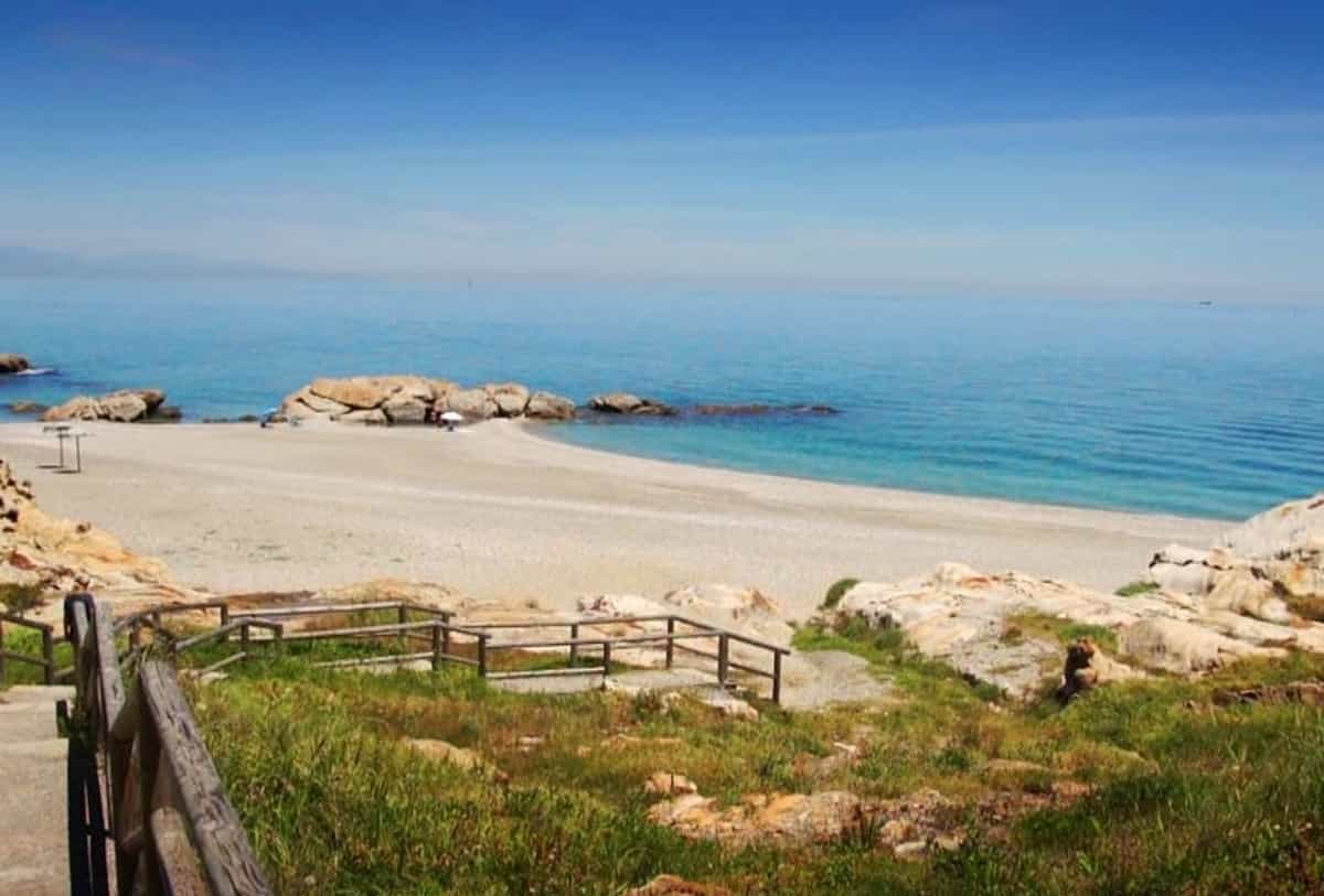 Vue de la vaste Plage de Los Toros à Manilva.