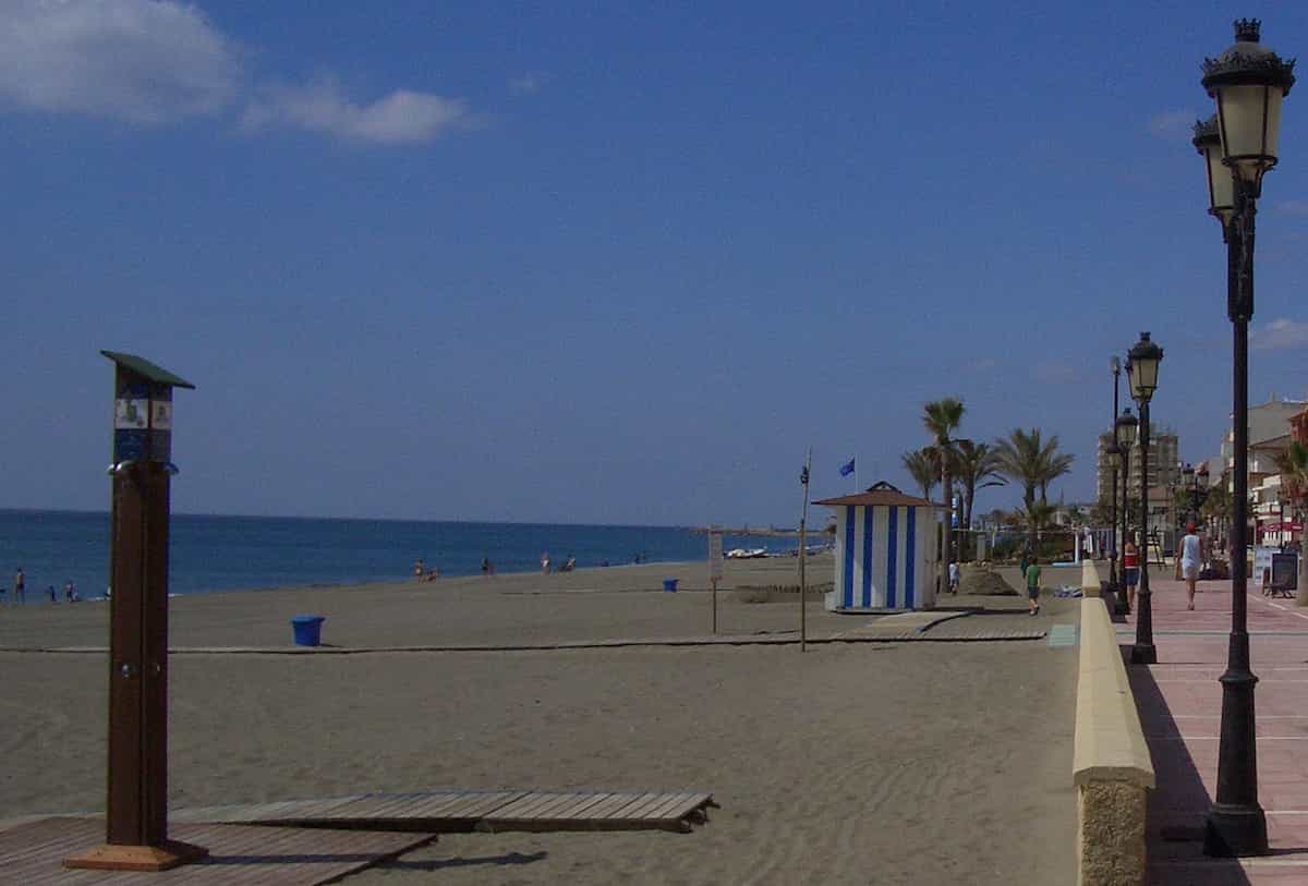 Vue de la promenade maritime et de la Plage de Sabinillas.
