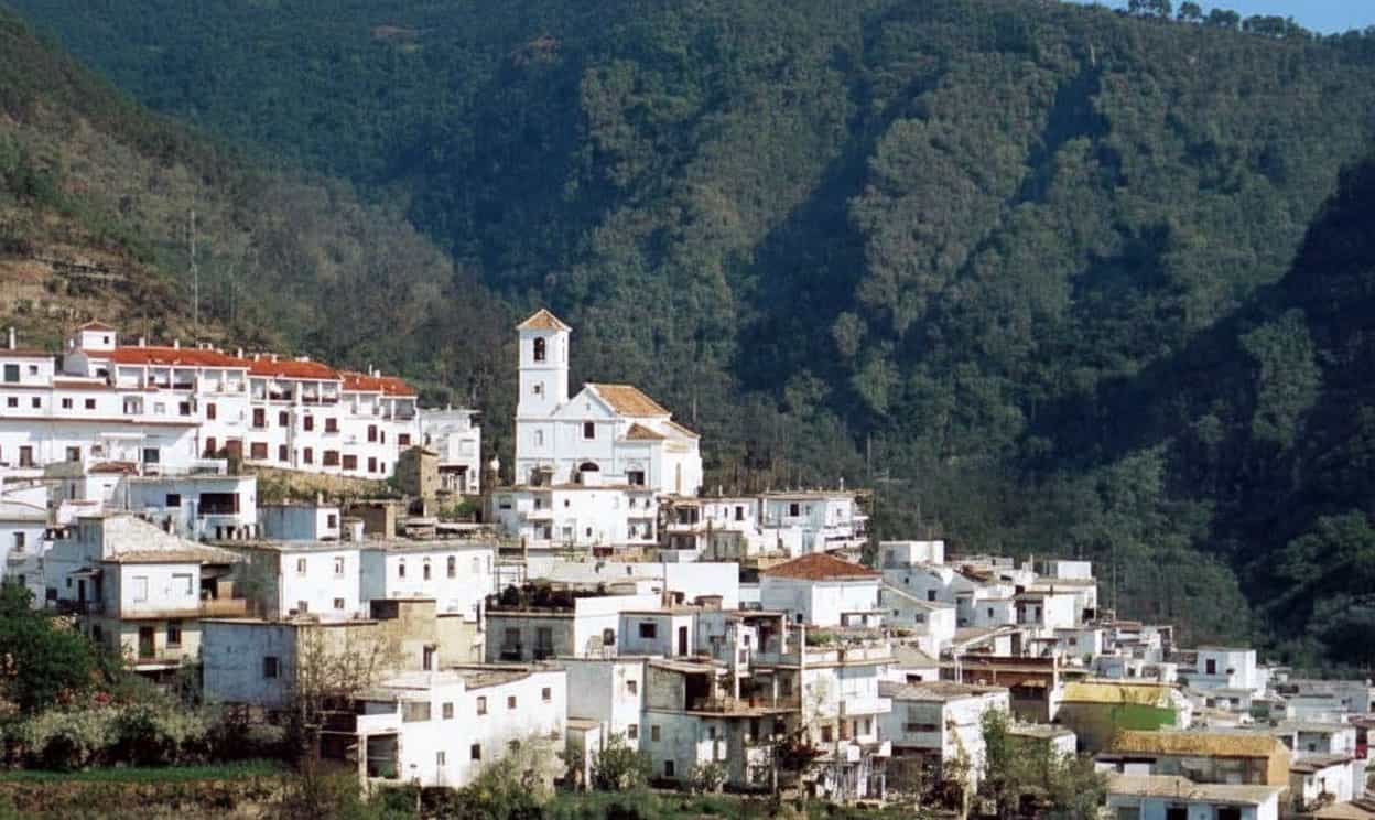 Vue panoramique sur un village blanc de l’Alpujarra Granadina