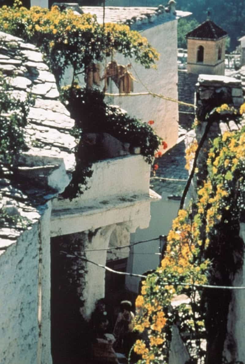 Village blanc typique de l’Alpujarra Granadina accroché à une pente