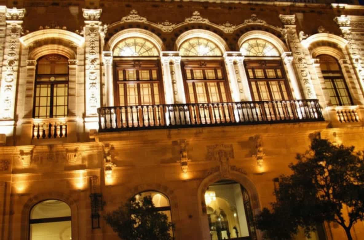 Paseando por las calles de Jerez de la Frontera de noche
