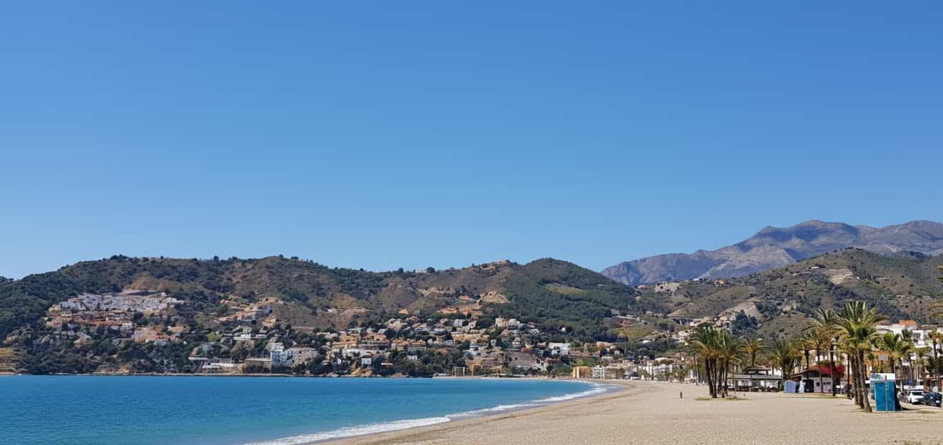 Plage principale de La Herradura avec sa baie en forme de fer à cheval