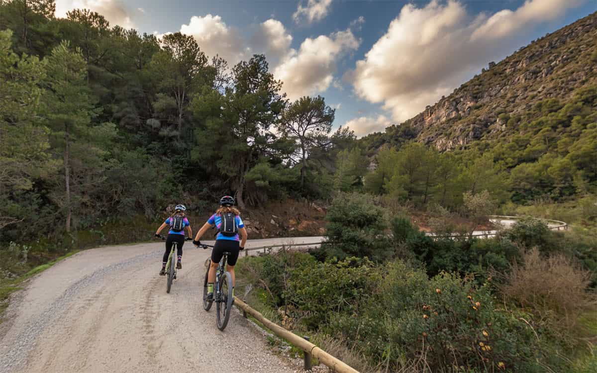 Deux personnes en VTT sur une piste terreuse dans l’environnement naturel de La Herradura