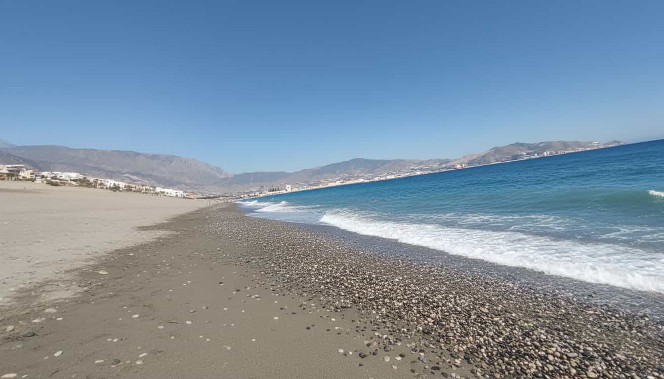 Vue d’une plage à Motril avec sable et mer calme