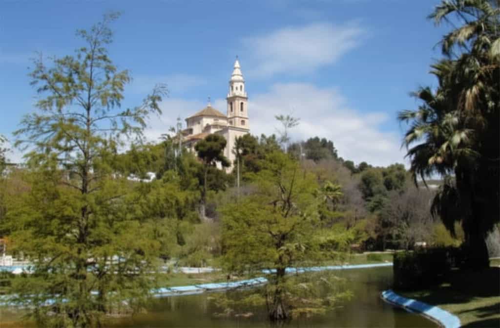 Sanctuaire dans le parc de Motril entouré de verdure