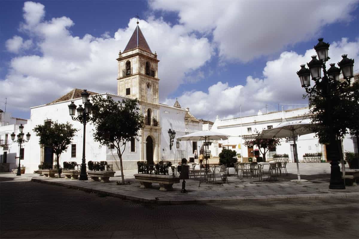 Iglesia y plaza principal en Paterna de Rivera