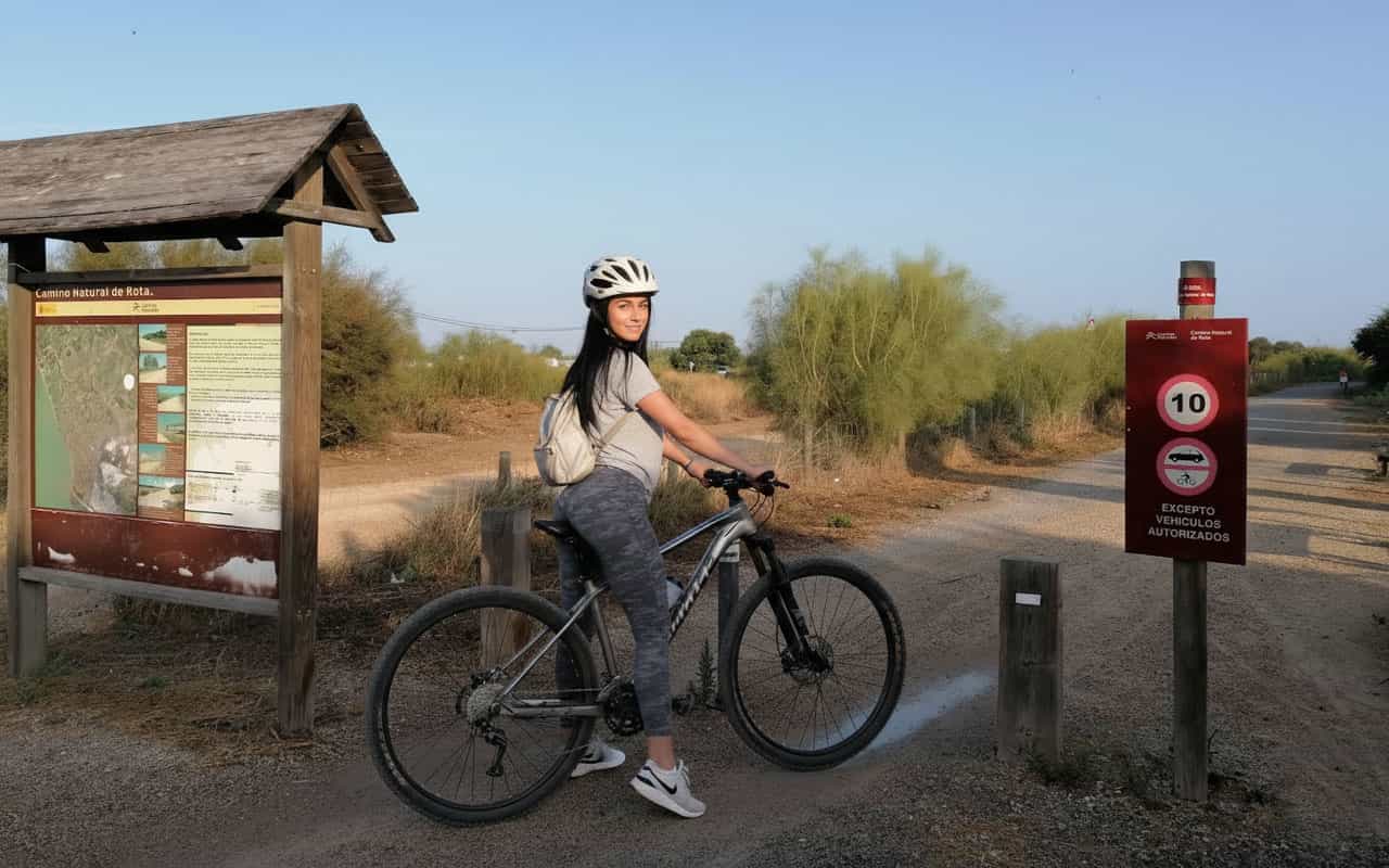 Pasarela de madera en el Camino Natural de Rota