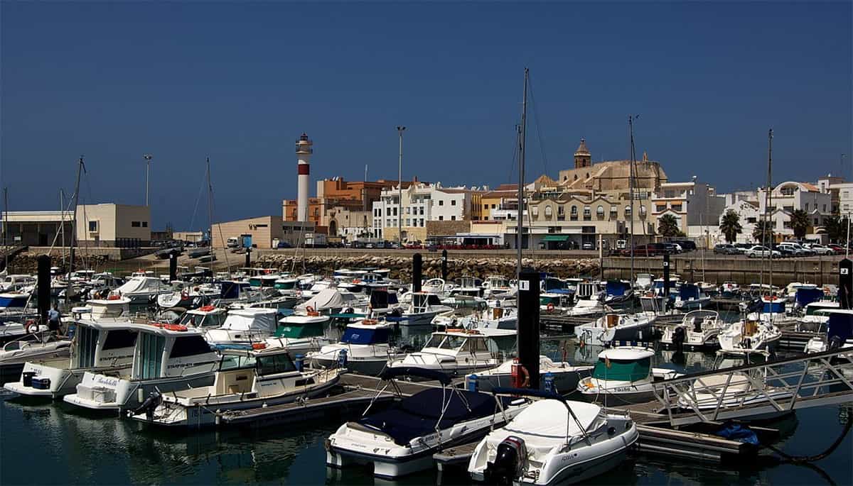 Puerto deportivo de Rota con barcos y paseo marítimo