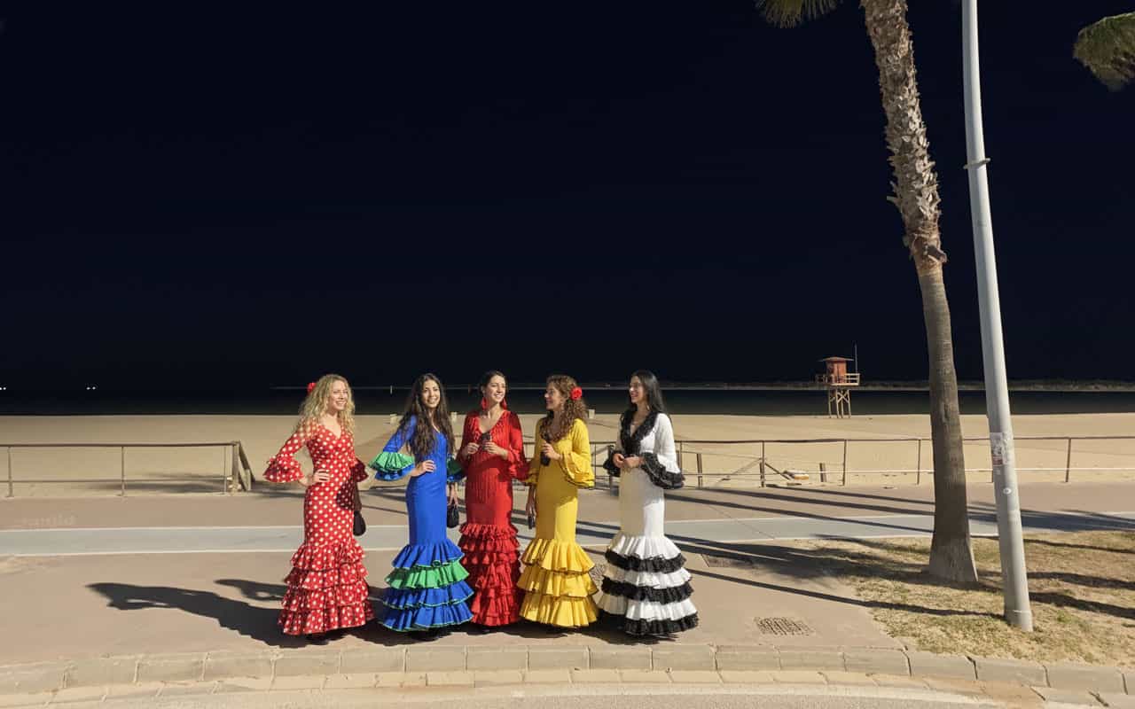 Femmes en robe de flamenco sur la plage devant la feria de Sanlucar