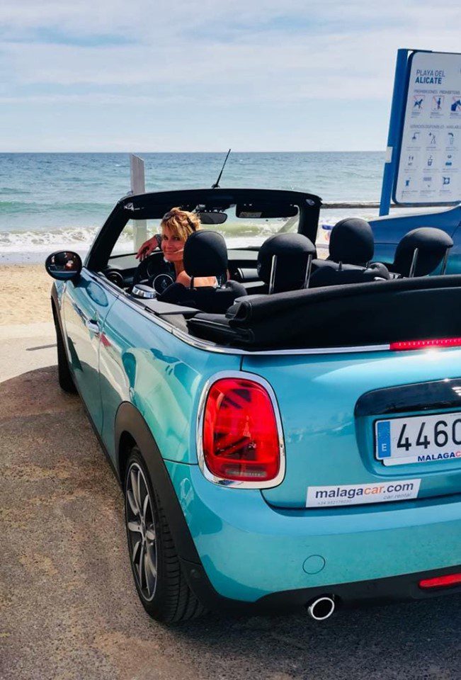 Open auto op het strand