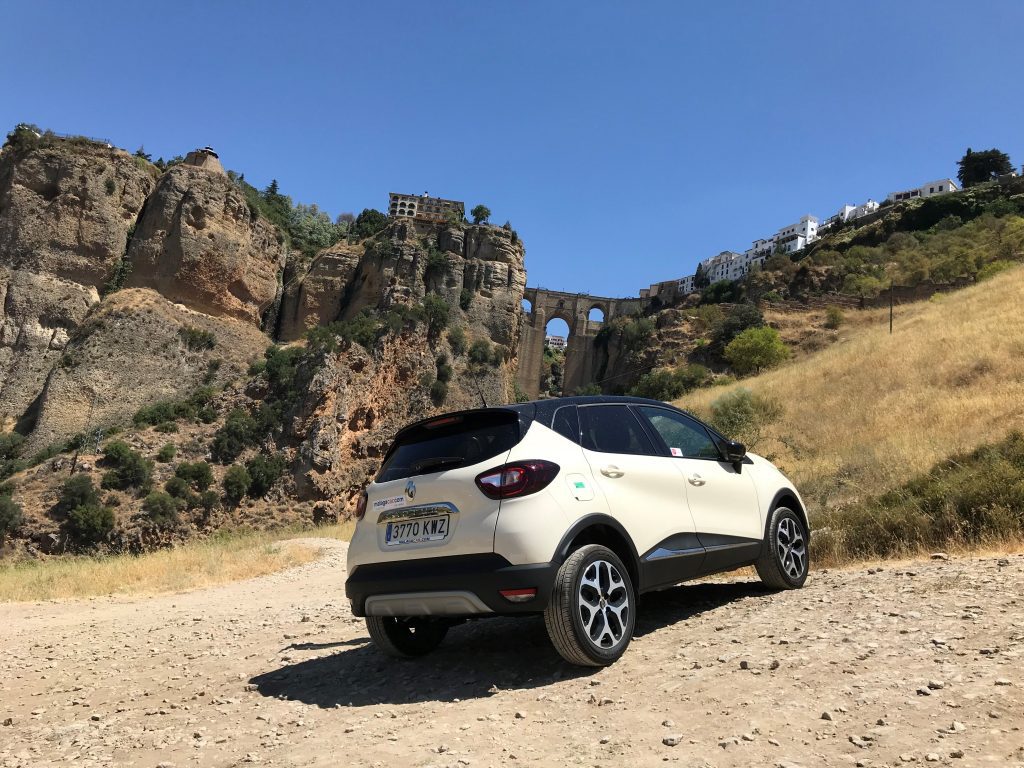 Un MalagaCar junto al famoso Tajo de Ronda.