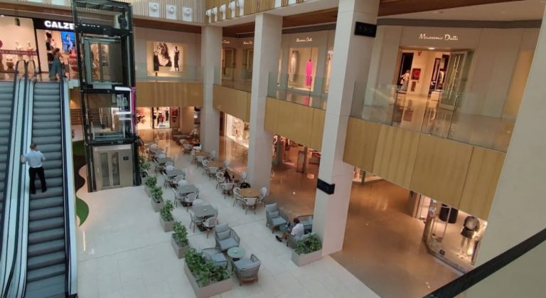 Puerto Banus - Luxury boutiques along the marina in Marbella
