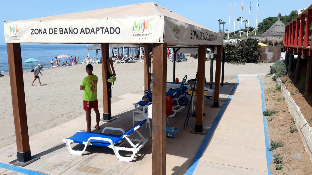 servicio de baño asistido en la playa MIjas