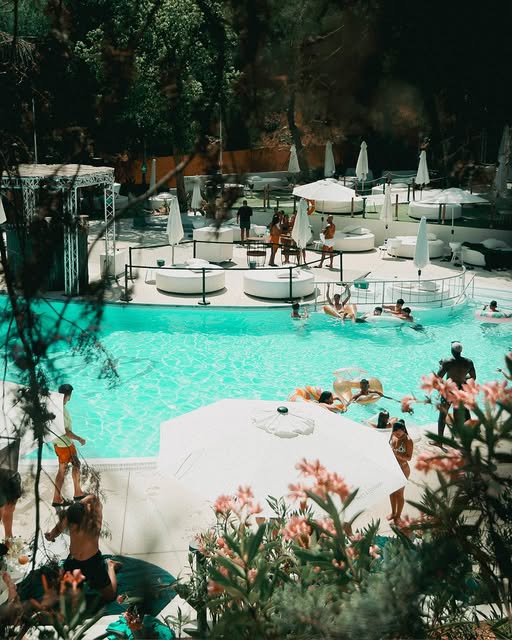 Isla Pool Club