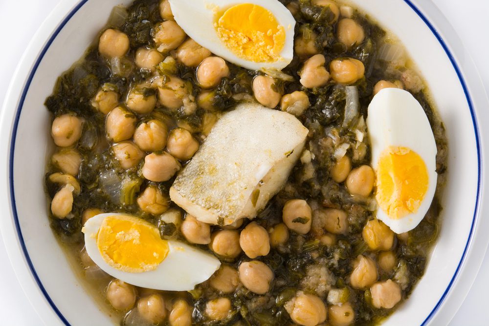 Potaje de garbanzos con bacalao y espinacas. platos típicos Málaga Cuaresma Semana Santa