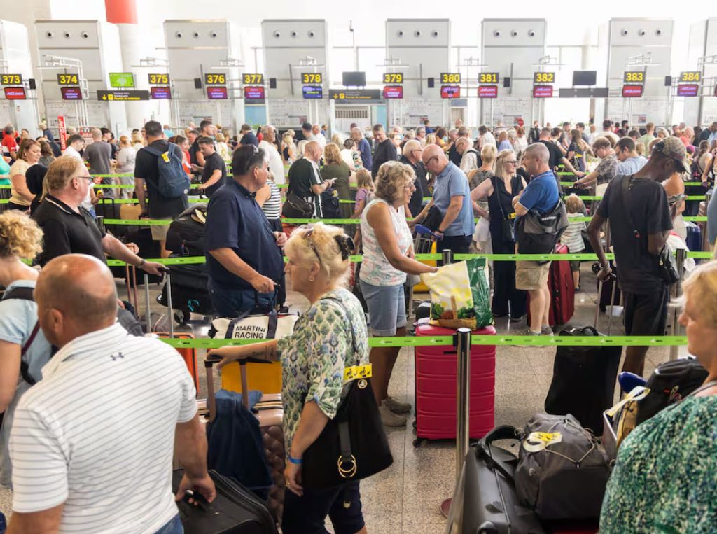 Filtro seguridad en el aeropuerto de Málaga en temporada alta